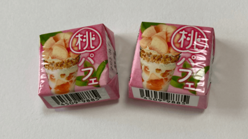 チロルチョコの桃パフェをレビュー